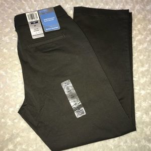 Women’s olive Dockers Stretch khaki size 6 short